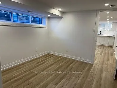 696 Holt Cres #2 — Photo 6