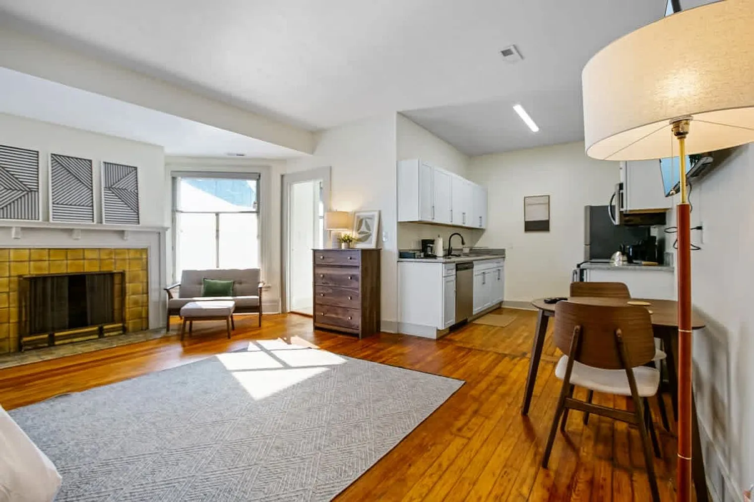 1 bed, 1.0 bath, 495 sqft, $2,118 — Photo 2