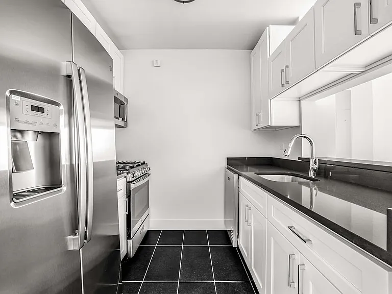 420 W 42nd St #39D — Photo 5