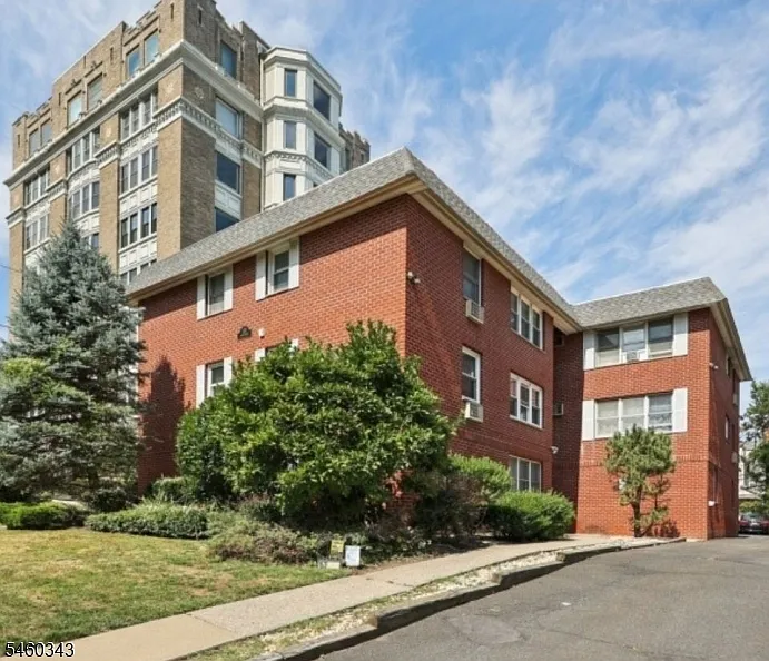 2 bed, 1.0 bath, 900 sqft, $2,500 — Photo 1