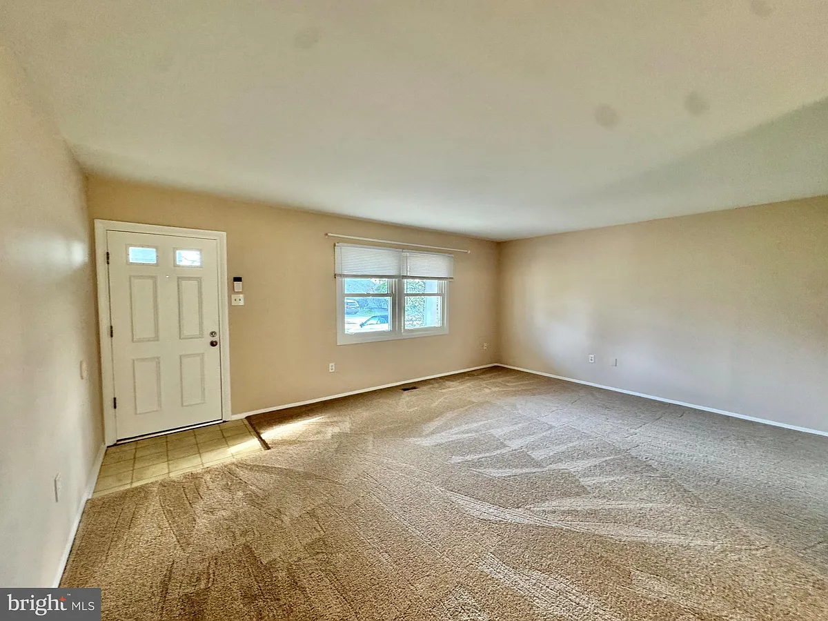 Building Photo - 15758 Pointer Ridge Dr