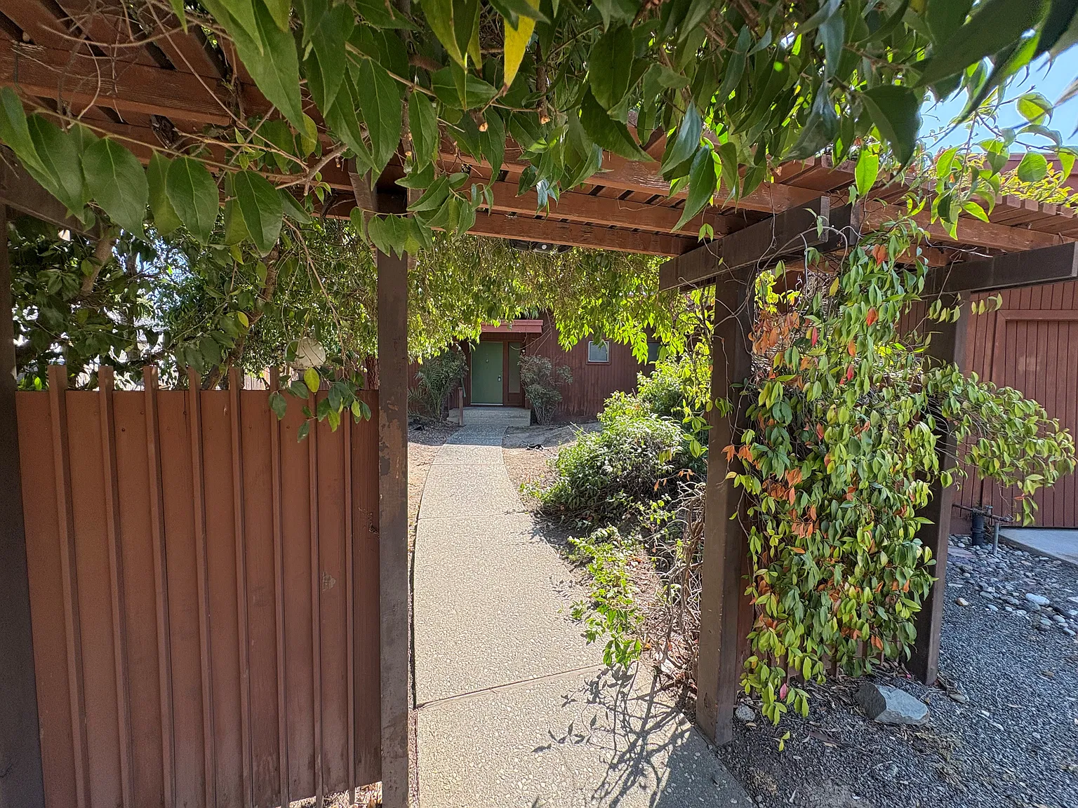 4 bed, 2.5 bath, 2400 sqft, $5,200 — Photo 2
