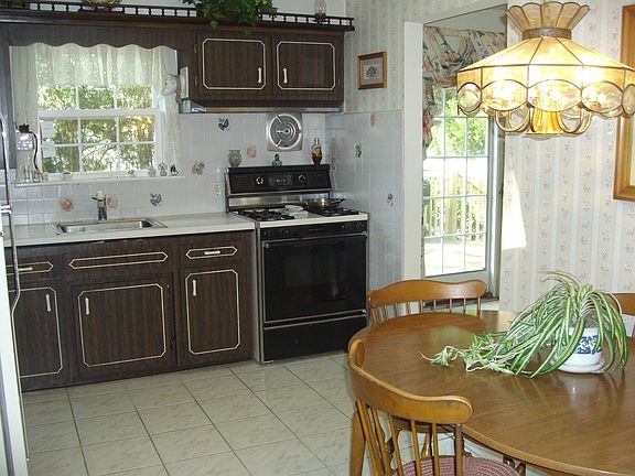 5th image of 140 Harmony Dr