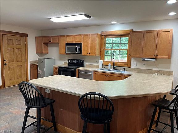 3rd image of 2180 Davis Rd