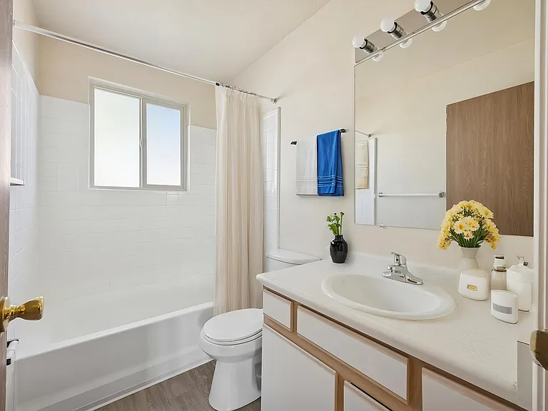 Vale Apartments & Townhomes — Photo 7
