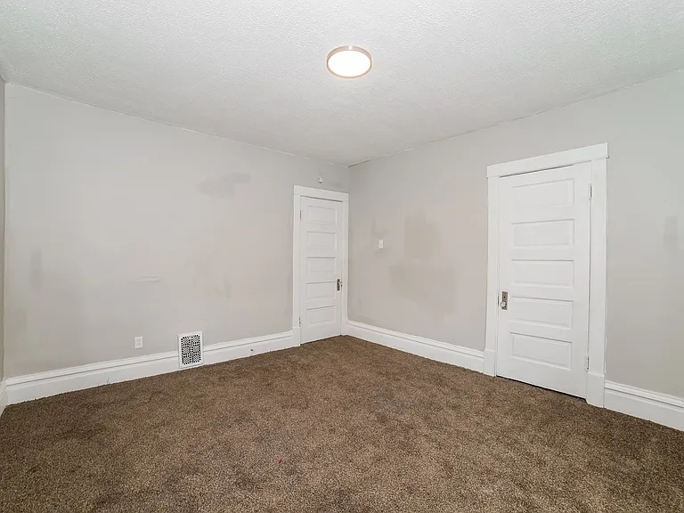 1346873_026_bedroom_13624578.jpg