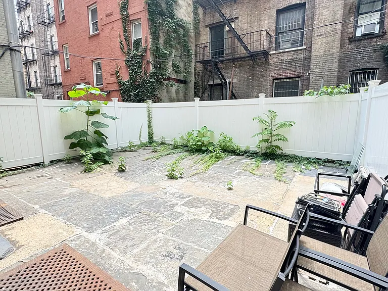 206 E 6th St #1RW — Photo 11
