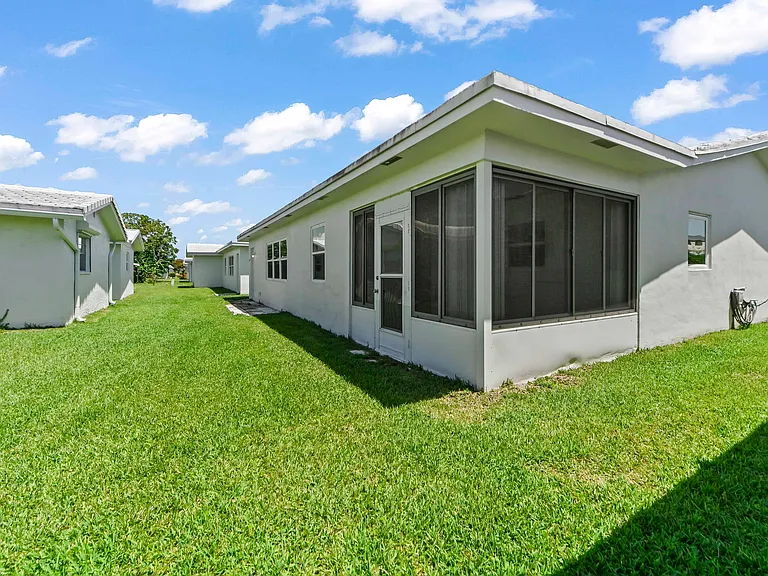 717 SW 16th St — Photo 30