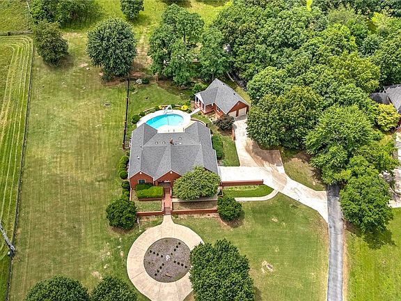 3rd image of 1519 N Starr Dr