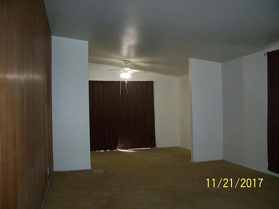 Living room & Dinning room (back ground)