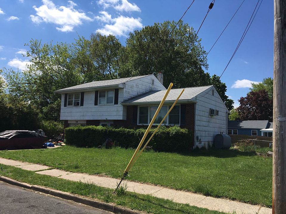 1st image of 903 Merlin St
