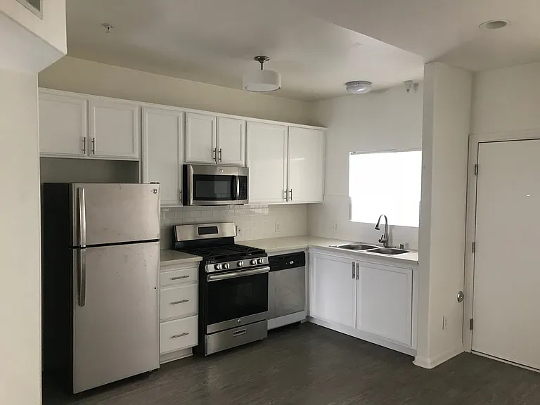 251 Robinson St — Photo 3
