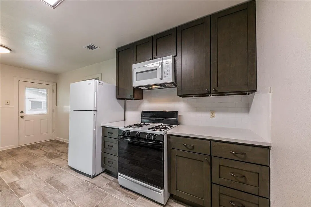 3 bed, 1.0 bath, 1101 sqft, $1,750 — Photo 3