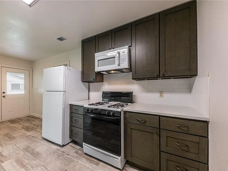 1113 Sycamore St — Photo 16