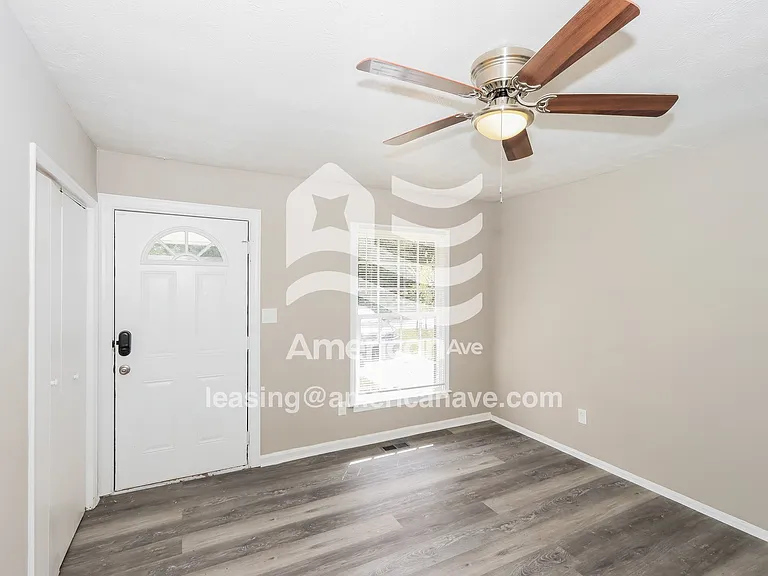 1825287_003_wm_-_living_room_13187296.jpg