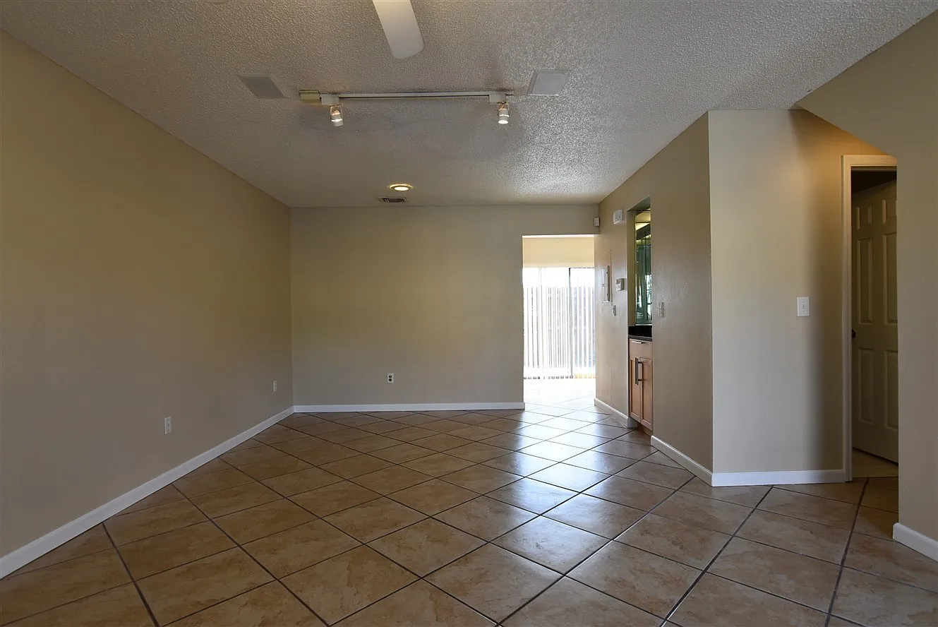 2br 2.5ba Updated Home In Hidden Oaks, Winter Park Kitchen Updated, Tile Floor Downstairs, Commun... — Photo 3
