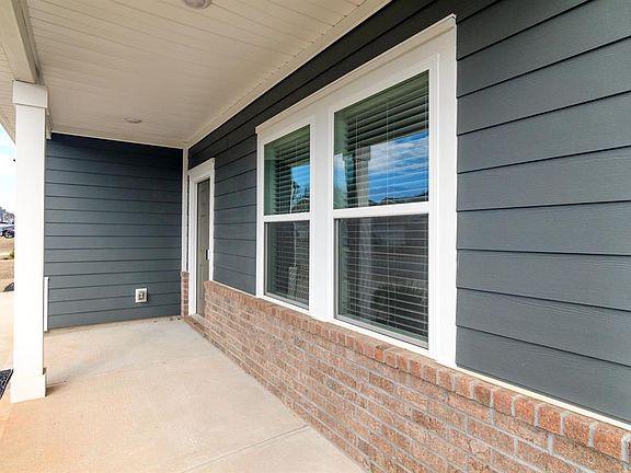 4th image of 325 Roderick Ln