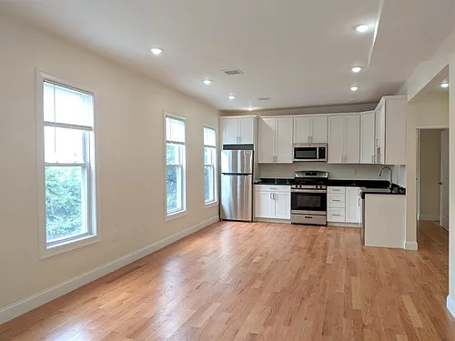 23 Thorndike St Photo 1