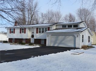 3965 Ridgelea Dr, Lockport, NY 14094