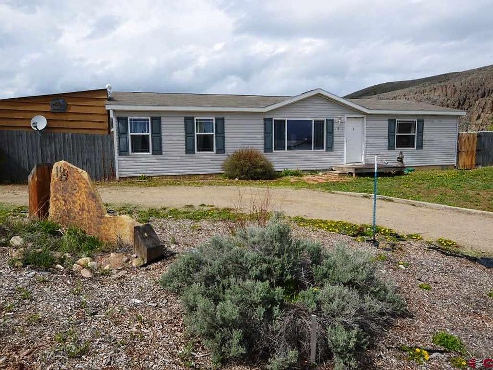 19 Willow Lane. Southern exposure with circle driveway.