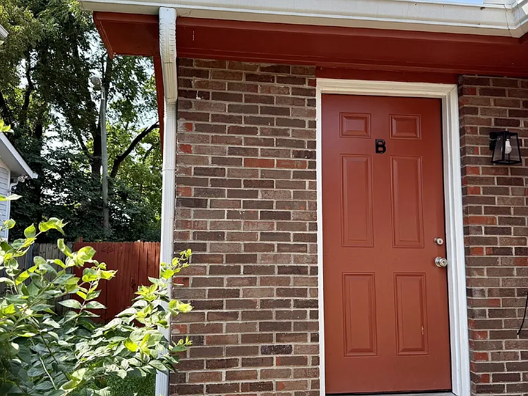 2020 Greenwood Cir #B — Photo 2