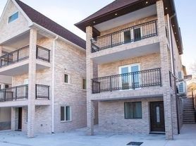 715 College Pl, College Pt, NY