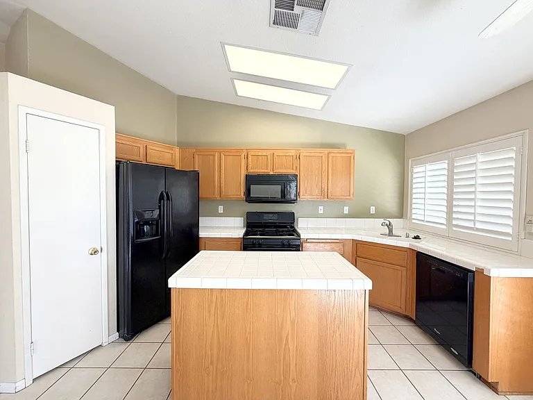 79220 Laurie Ct — Photo 2