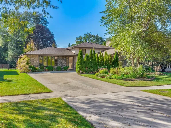 349 79th St, Willowbrook, IL 60527