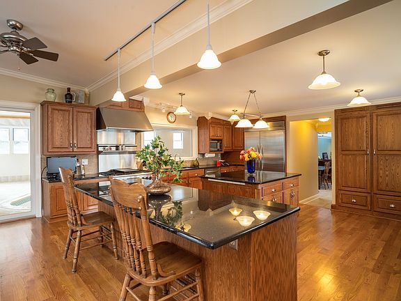 Sit and watch the Chef !