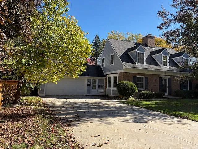 815 Hewett Dr — Photo 2