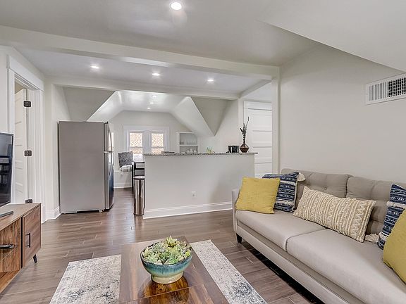 5th image of 2416 W 42nd St #3