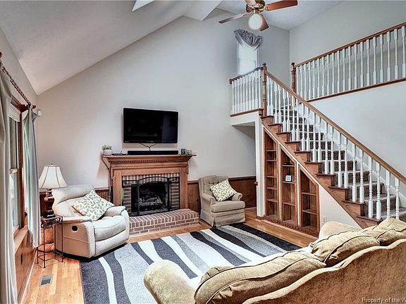 5th image of 102 Queen Anne Dr