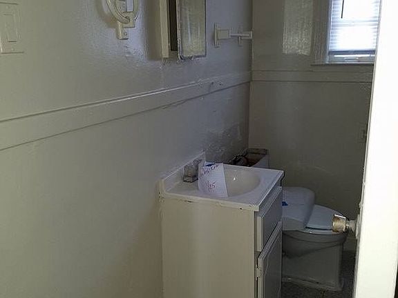 4th image of 3608 N Lloyd Cir