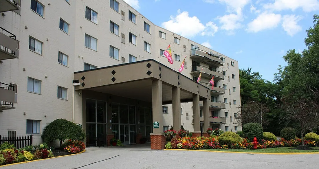 Parkside Towers — Photo 2