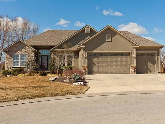 2nd image of 304 Lakeview Ct