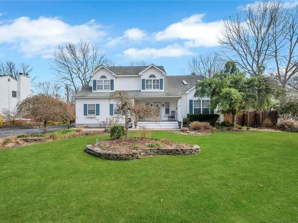 77 Apple Lane, Medford, NY 11763