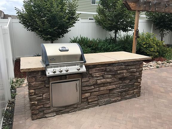 Outdoor built-in grill