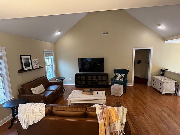 5th image of 1045 Durham St