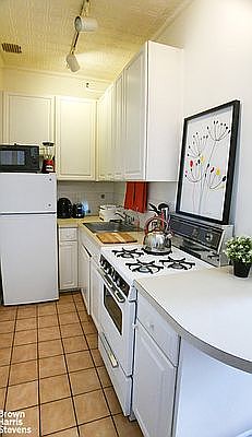 4th image of 560 2nd St #2R