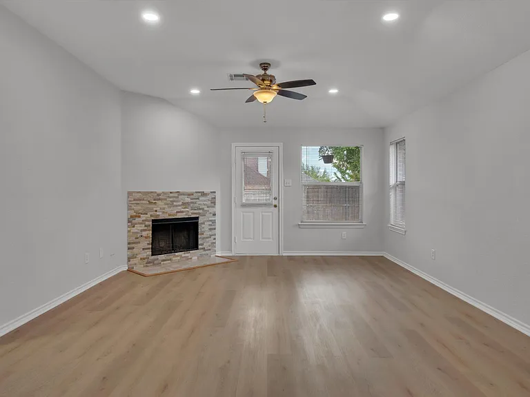712 Riverhead Dr — Photo 16