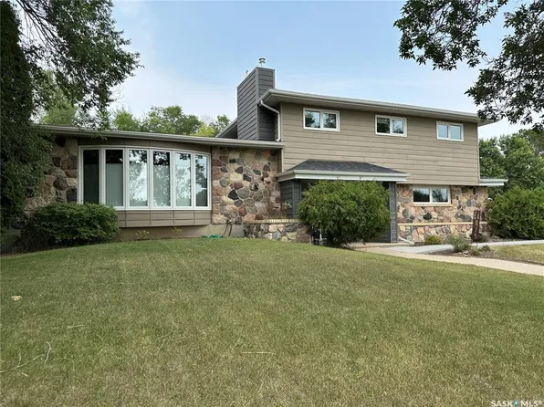 815 Douglas ROAD, Weyburn, SK S4H 2M9