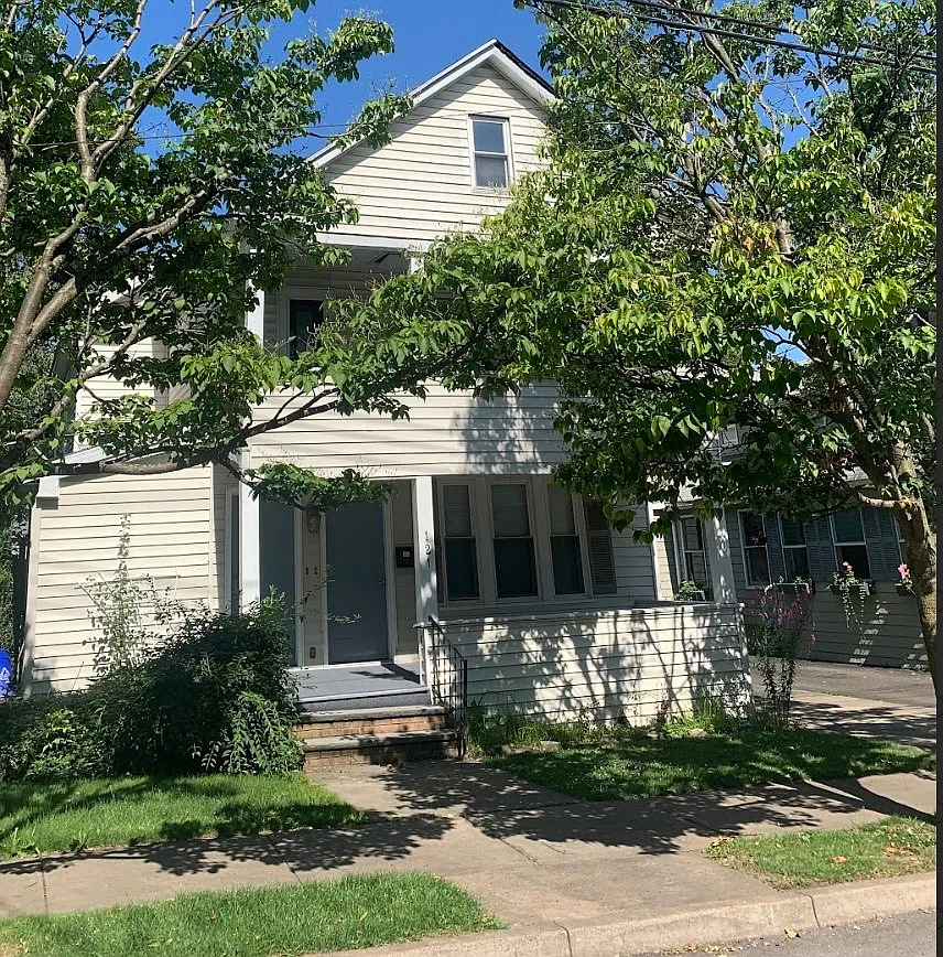 121 Chapin St photo 1