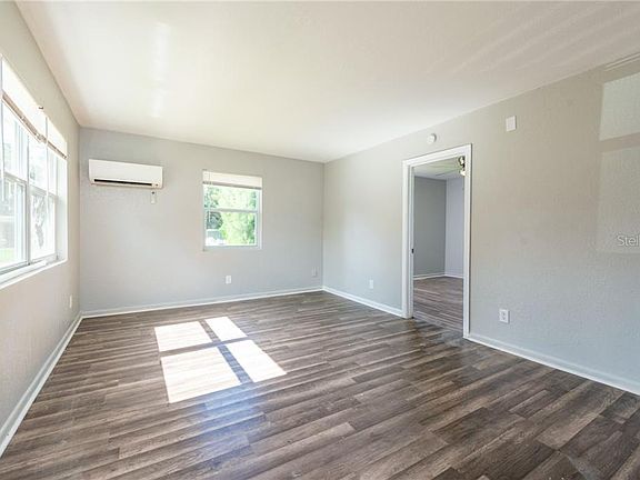 5th image of 1042 10th Ave NW