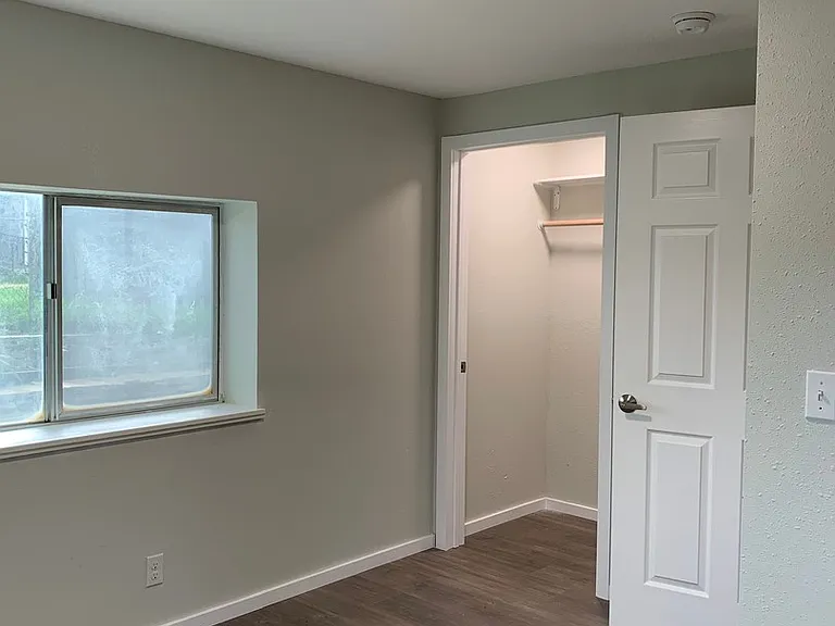 ES2605 - T Street Apartments — Photo 12