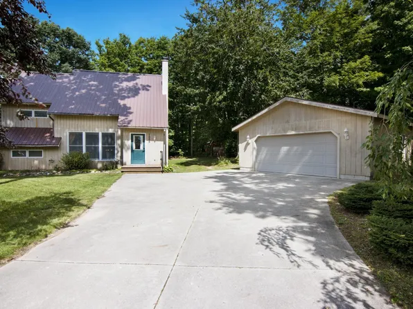7668 Forest Lodge Rd, Traverse City, MI 49685