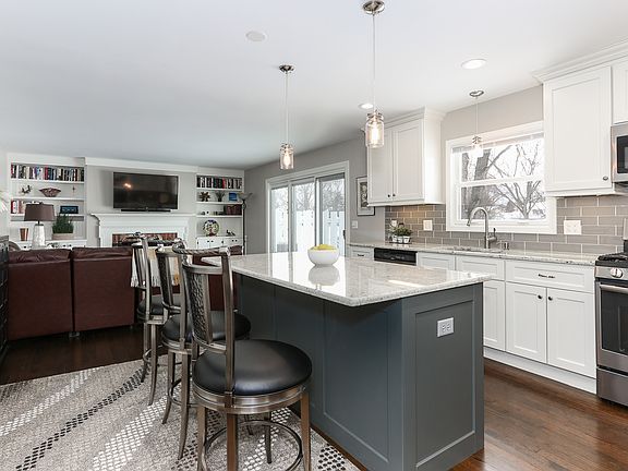 3rd image of 1541 Mirror Lake Dr