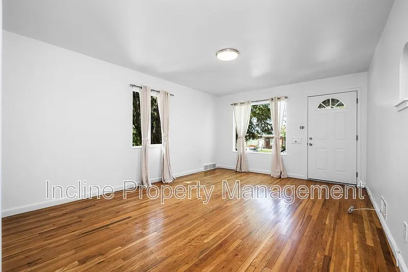 4 bed, 2.0 bath, 1582 sqft, $3,000 — Photo 2