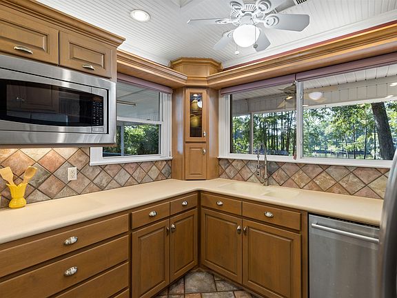 4th image of 601 Lakeshore Dr