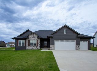 235 Aspen Cir, Pella, IA 50219