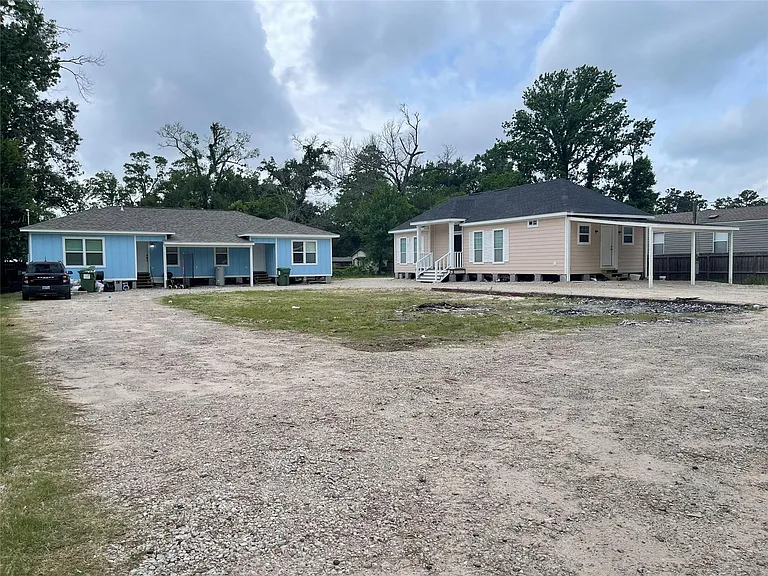 21882 Russell Dr — Photo 2